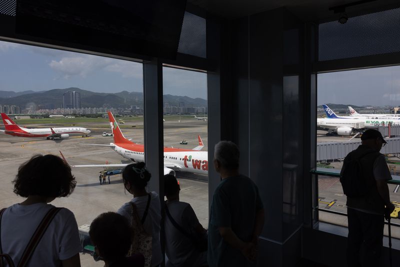 中國提10項對台措施　商總提建言（2） 中國日前發布10項對台措施，備受外界關注。全國商業總會20日與旅遊、旅館等產業公協會代表一同召開記者會，說明中國近期措施的看法並發聲明，並提出全面恢復兩岸空中客運直航正常化等建議，呼籲兩岸應朝更多城市航班開放的方向推進。圖為20日民眾於松山機場觀景台觀賞飛機起飛。中央社記者趙世勳攝115年4月20日