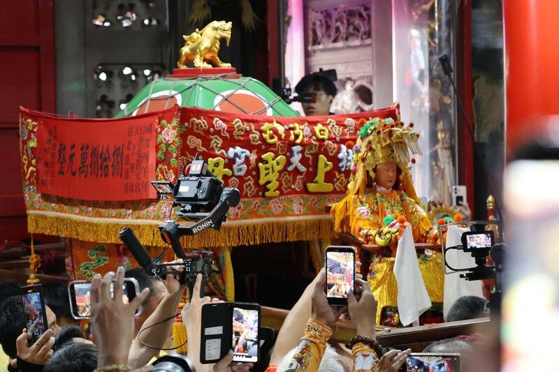 白沙屯媽祖進香落幕　返抵拱天宮安座 苗栗通霄白沙屯媽祖徒步往北港進香活動20日走完最後一哩路，鑾轎下午在廟前3進3退，於信眾高呼「進喔」聲中進入拱天宮，隨後入殿安座。中央社記者管瑞平攝115年4月20日