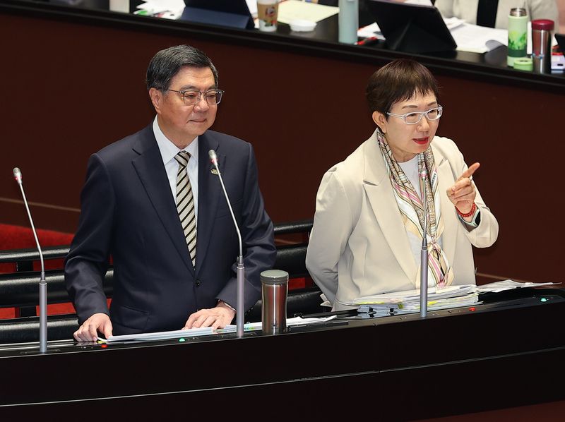 中央政府總預算　卓榮泰、莊翠雲立院備詢 行政院長卓榮泰（左）、財政部長莊翠雲（右）21日赴立法院列席報告115年度中央政府總預算案編製經過，並備質詢。中央社記者謝佳璋攝115年4月21日