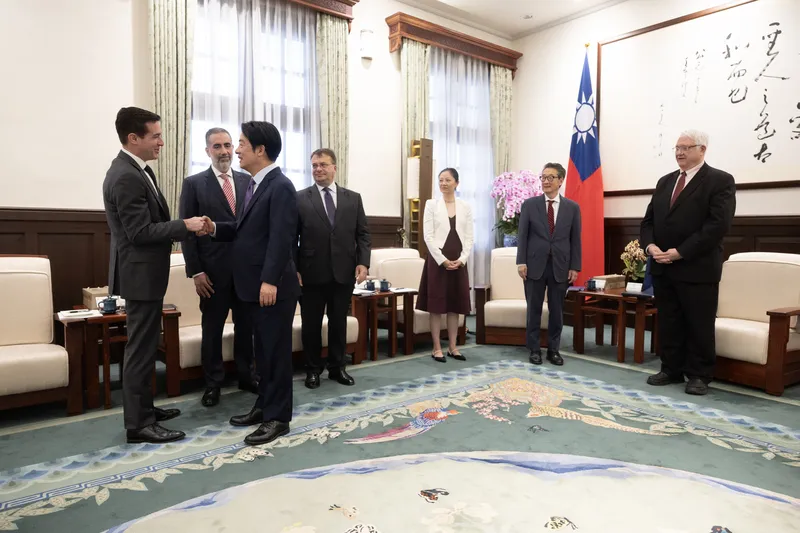 ワシントンのシンクタンクは、台湾が米国の政策決定の中枢の情報を探る重要なルートの一つで、台湾政府は関係づくりに力を入れている。写真は、戦略国際問題研究所（CSIS）の訪問団と面会する頼清徳総統（イメージ、中央社）