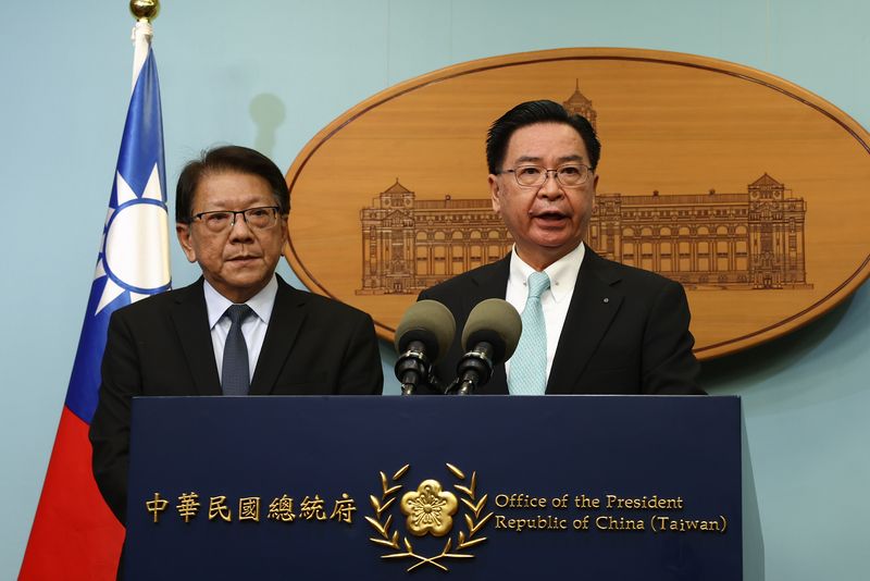 賴總統暫緩出訪史瓦帝尼　國安會說明 總統賴清德出訪史瓦帝尼行程暫緩。國安會秘書長吳釗燮（右）21日表示，塞席爾、模里西斯、馬達加斯加3國是近日內才無預警、也沒有任何理由取消飛航許可，狀況極為罕見，據了解是明顯受到北京當局壓力。圖左為總統府秘書長潘孟安。中央社記者王騰毅攝115年4月21日