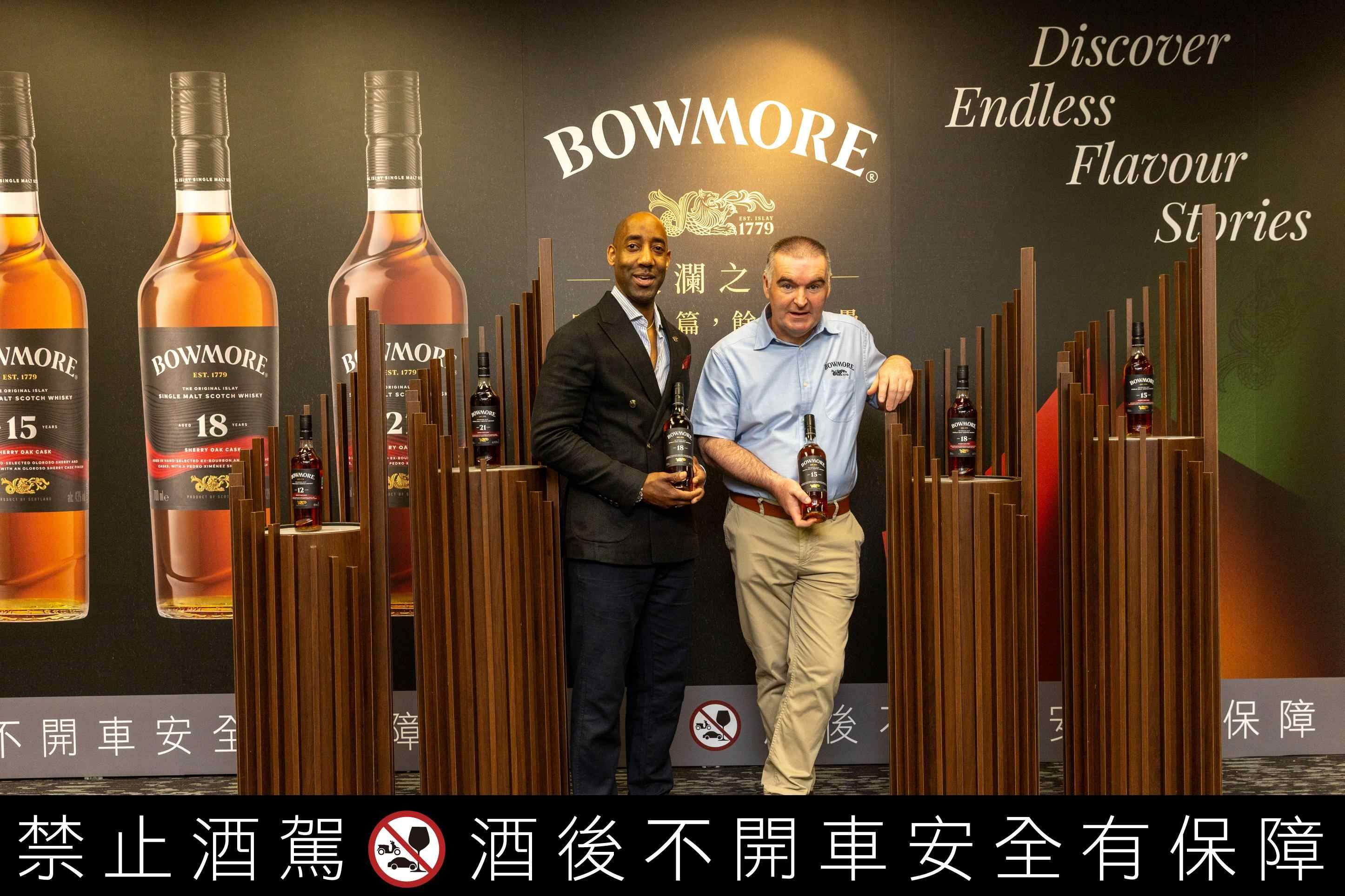 波摩威士忌酒廠經理David Turner（右一）與全球品牌大使Teddy Josep（左一）攜手揭開波摩層層風味的時間密碼。在 David Turner 的工藝敘事之外，Teddy Joseph將風味轉化為可被感知與記憶的體驗 共同完成一場從酒廠靈魂到感官層次的完整詮釋。