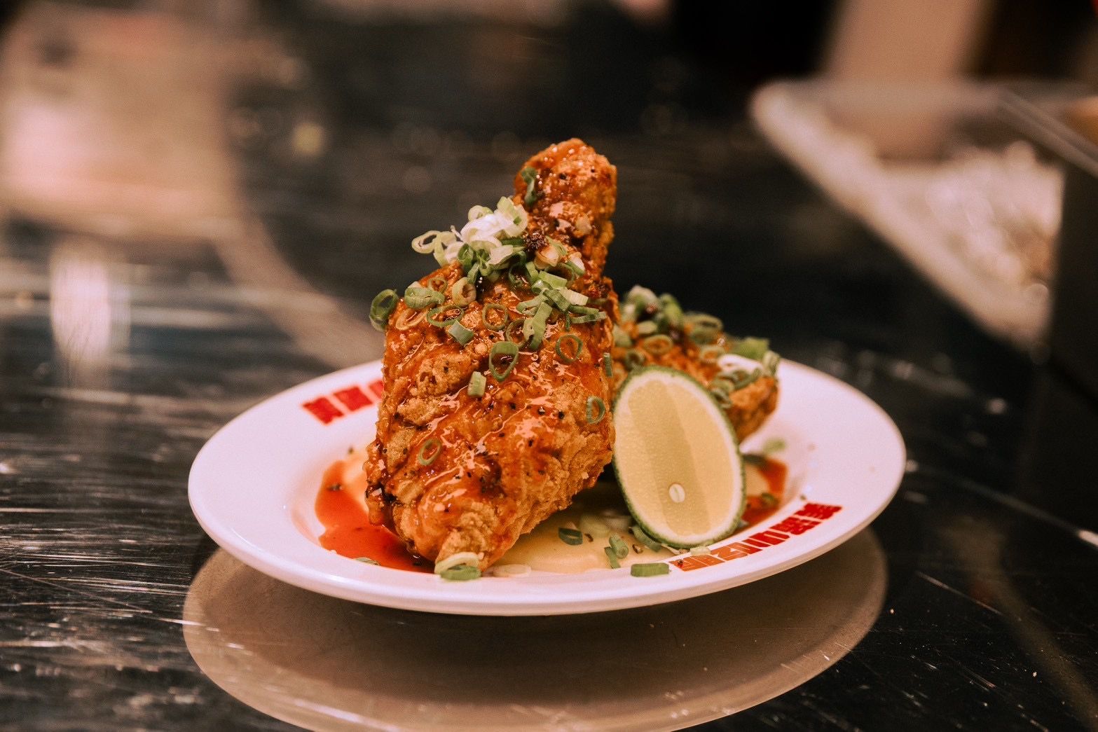 傳承台南45年經典風味的「美滿炸雞」進駐流聲市集，以外酥內多汁的招牌口感，帶來熟悉又迷人的街頭美食記憶。（圖/新北市政府文化局）