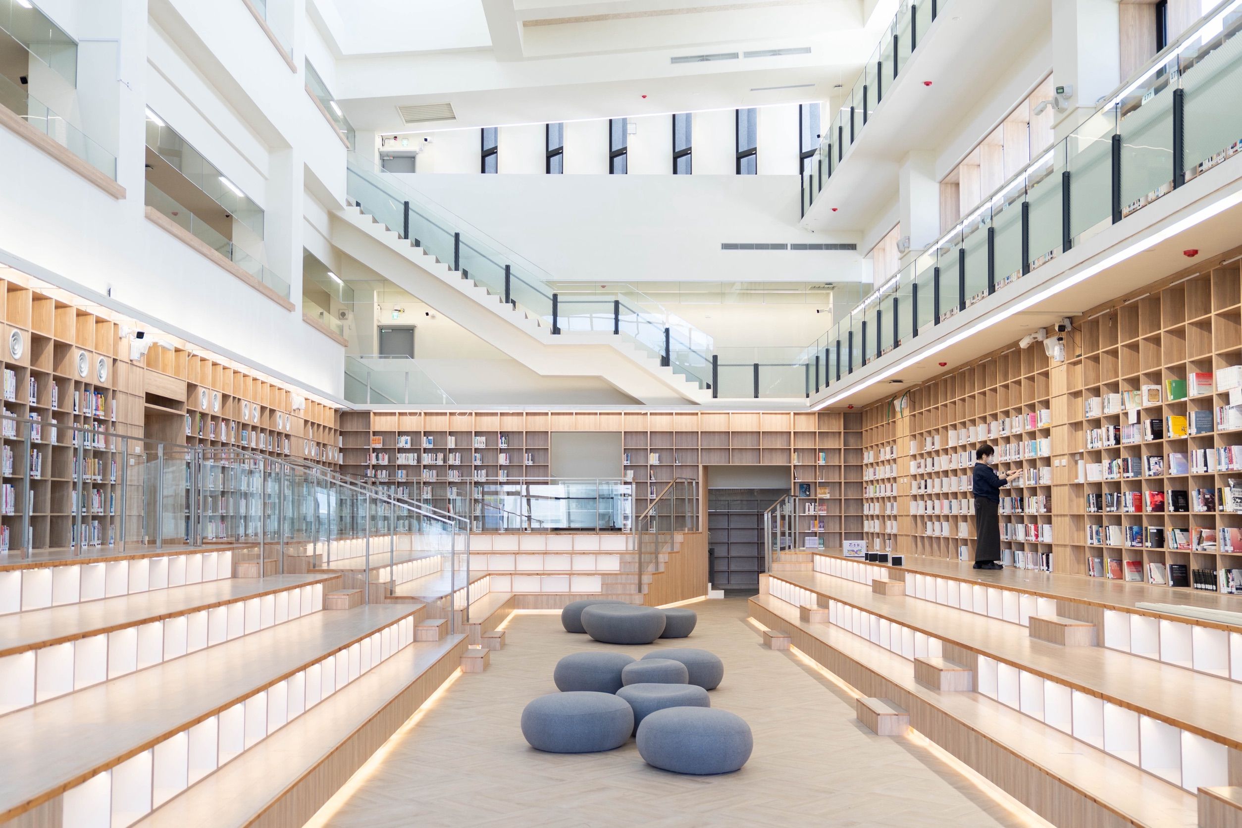 館內採全齡共享設計，大面書牆與階梯設計。（圖／臺東縣政府提供）