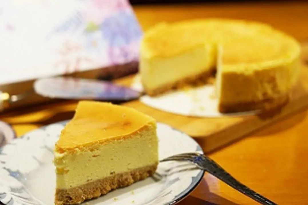 臺中監獄受刑人製作的「重乳酪蛋糕」製作過程完全不加水，呈現乳酪濃厚口感。（圖／取自矯正機關自營產品網路商城）