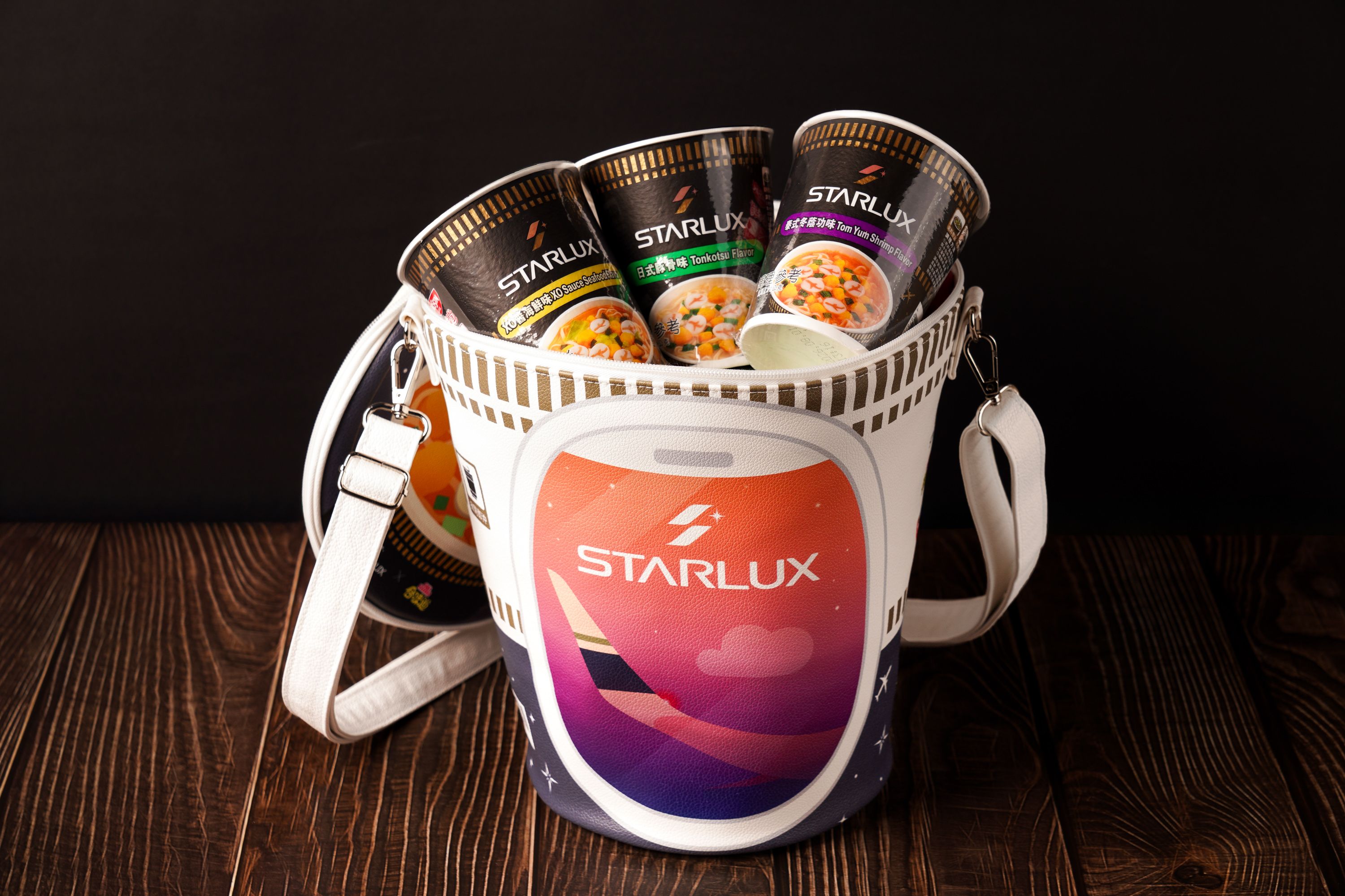 星宇航空攜手日清食品推出「巨無霸泡麵杯包」，有日式豚骨、港式XO醬海鮮與泰式冬蔭功共3種口味。（星宇航空提供）