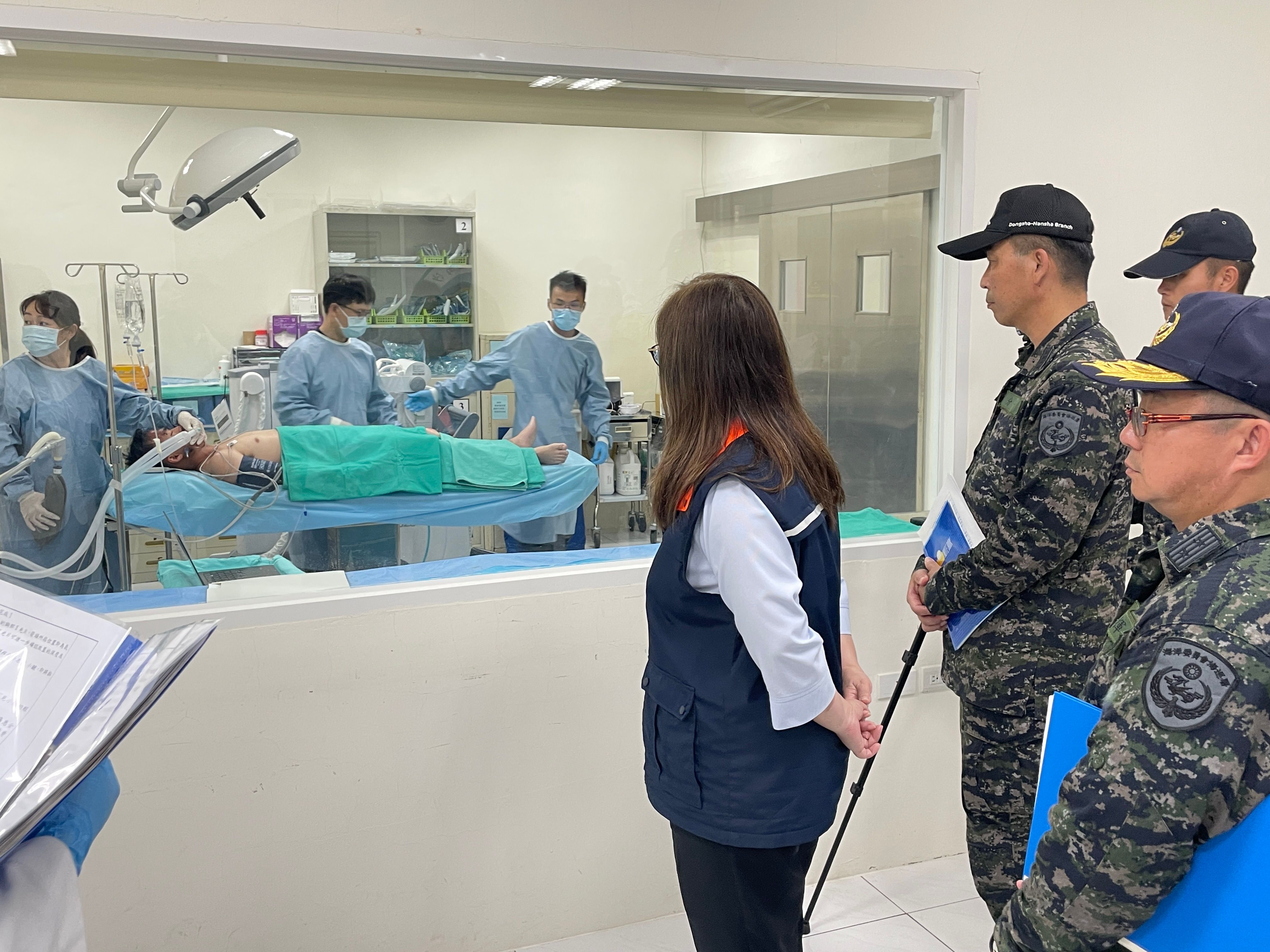 20260422-海巡署於南沙太平島海域實施「南援九號」人道救援、醫療後送及海洋除污聯合演練。海委會主委管碧玲視導南沙醫院醫療過程。（海巡署提供）