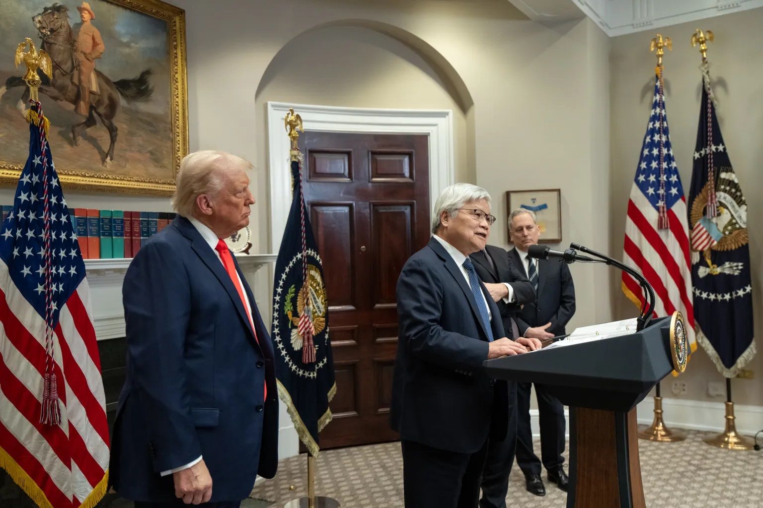 2025年3月，川普在台積電董事長魏哲家陪同下於白宮宣布，台積將在美國加碼千億美元投資。（白宮官網）
