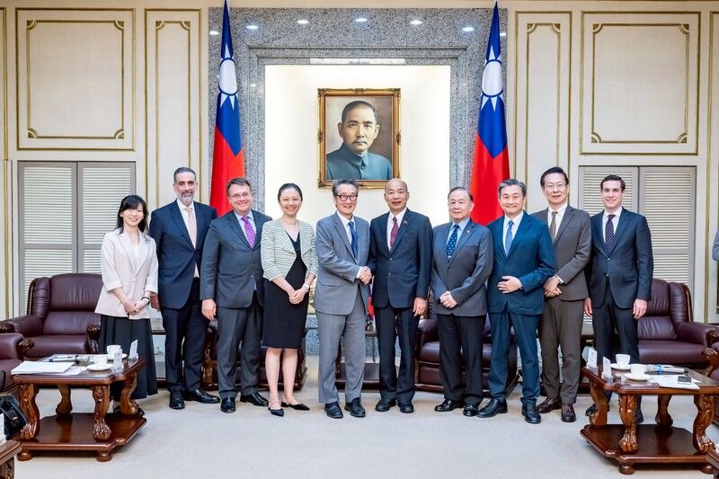 韓國瑜接見華府智庫訪團 立法院長韓國瑜今天接見華府智庫訪團，他表示，將協助各黨凝聚共識，並發揮立法院職責，回應民眾普遍對相關預算能否被妥善運用的疑慮，推動審議國防特別預算條例。（立法院提供）中央社記者王承中攝115年4月22日