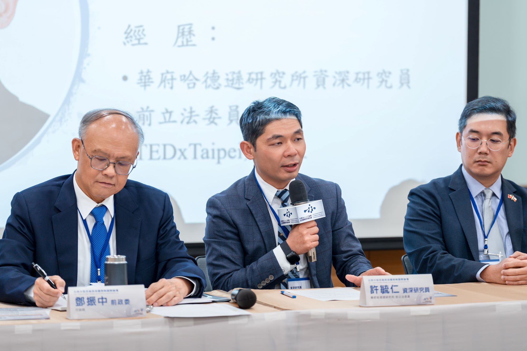 2026年4月17日，許毓仁在台美共製國際論壇上致詞。（人工智慧法律國際研究基金會提供）