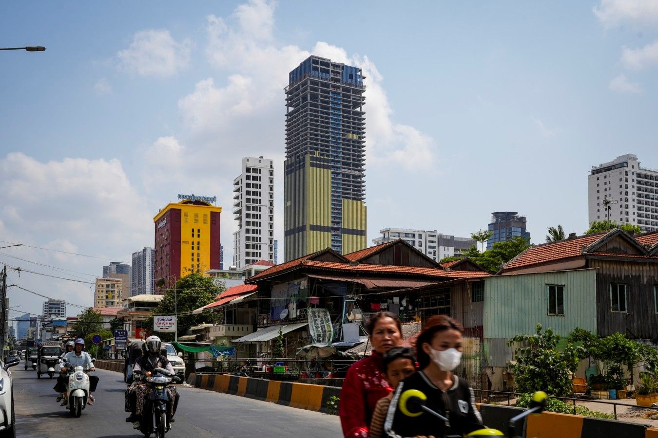 柬埔寨金邊一座在建的摩天大樓，其承建商因涉嫌關聯詐騙活動，正受到美國財政部制裁。（圖片來源：華爾街日報）