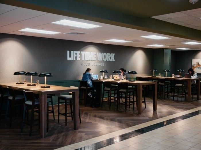健身俱樂部工作站的設計旨在適應其「在俱樂部辦公」的生活方式。（圖片來源：華爾街日報）
