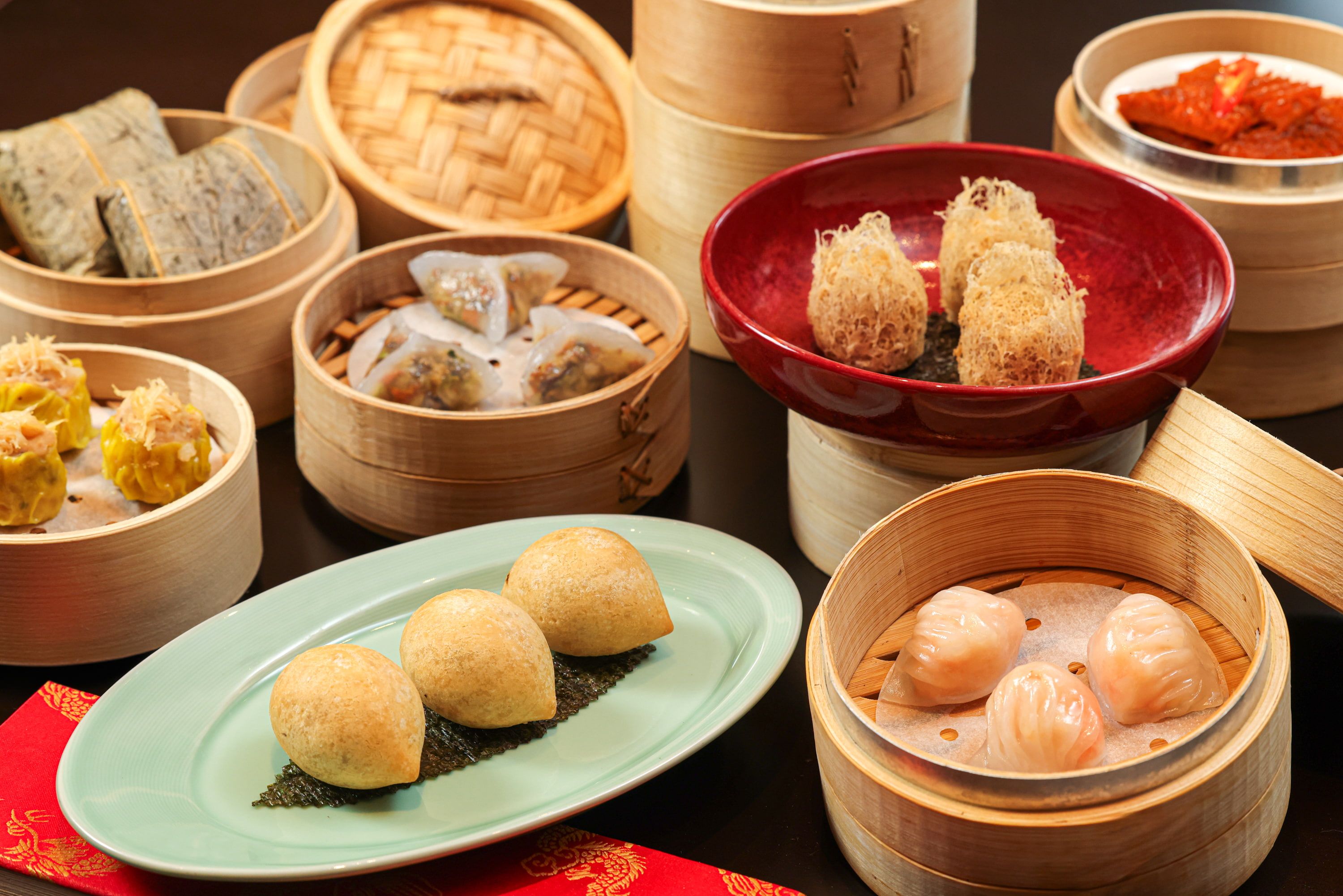 在「晶華好味道」晚間套餐的港點類別裡，主廚精選出晶瑩鮮蝦餃、北菇蒸燒賣、金珠鹹水餃、蜂巢炸芋角、古法糯米雞及XO醬蘿蔔糕等豐富品項供賓客選擇，每道皆為港點中的經典之選。（圖/故宮晶華）