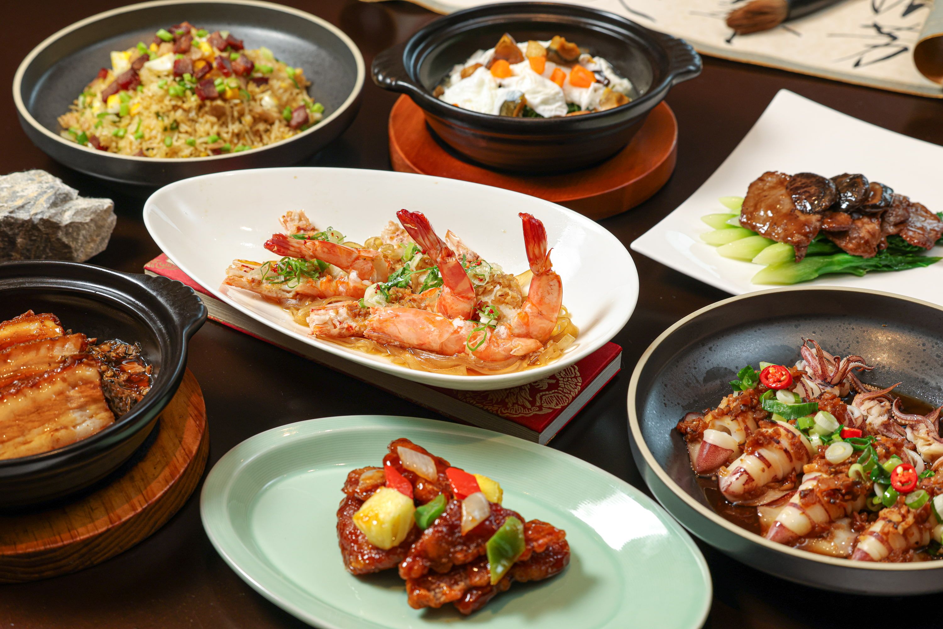 「晶華好味道」晚間套餐的主菜有肉品及海鮮料理兩大類，包含鮮嫩彈牙的蒜茸粉絲開邊蝦、海味濃郁的潮式冬菜蒸小卷、鹹香下飯的梅菜扣肉與酸甜可口的糖醋咕嚕肉等八道鑊氣十足的大排檔佳餚，賓客可從中任選兩道品嘗。（圖/故宮晶華）