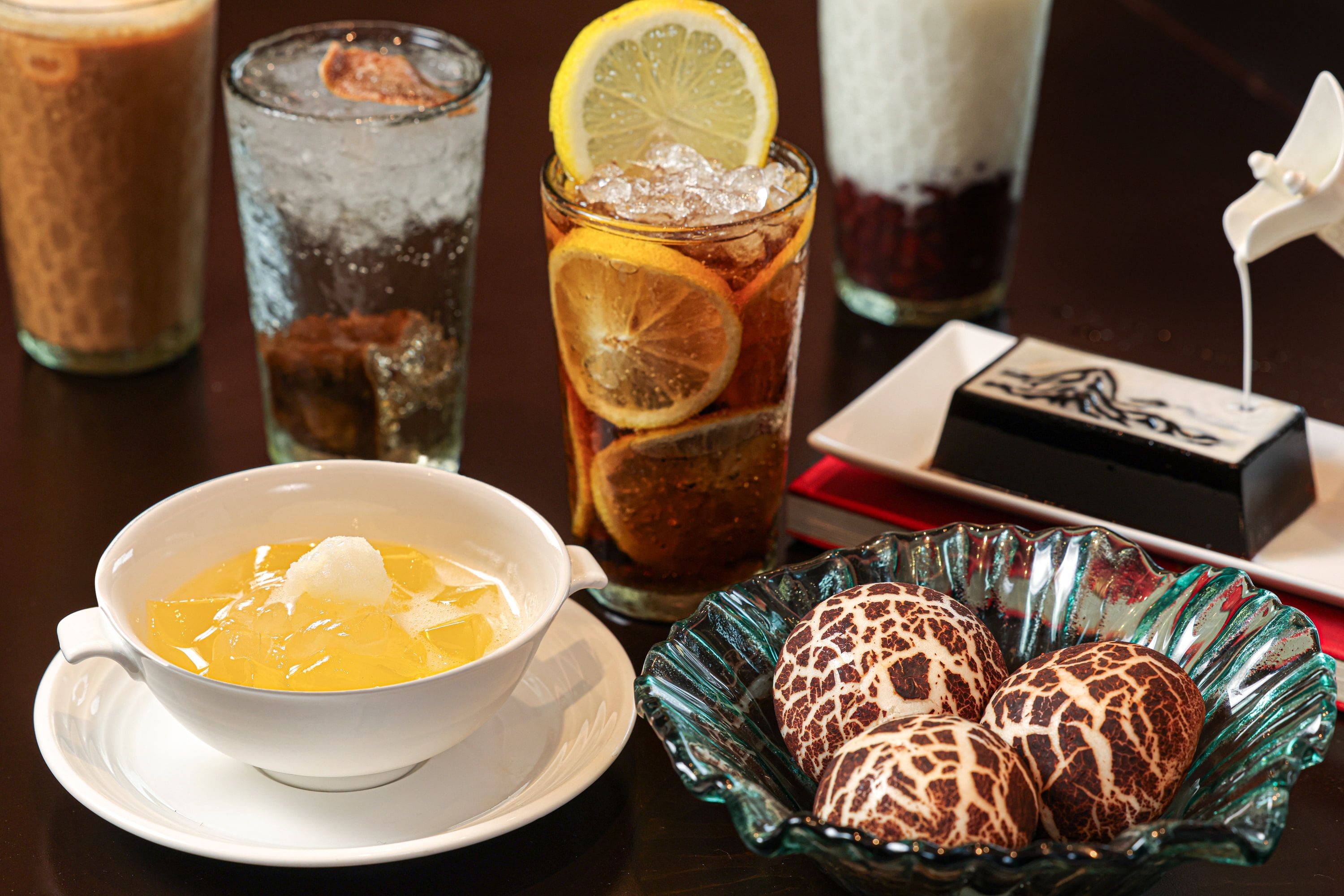 賓客於「晶華好味道」晚間套餐的甜點選項中，可擇一品嘗清爽滑嫩的青檸香茅凍，或造型吸睛的蘑菇流沙包，亦有以《富春山居圖》為靈感打造的墨戲仙草。（圖/故宮晶華）