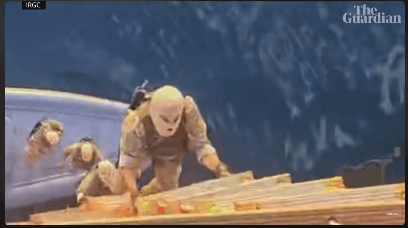 伊朗革命衛隊釋出控制荷莫茲海峽輪船的影片。（翻攝自衛報影片）