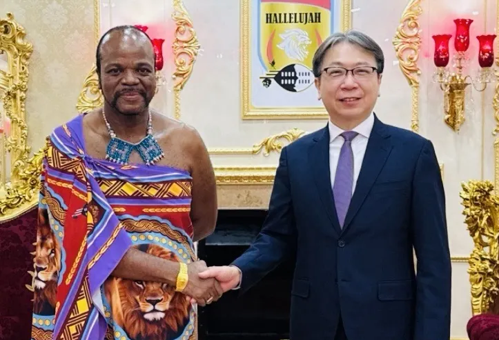 国安局長・蔡氏（右）は早くからエスワティニを視察し、ムスワティ3世（左）との写真を積極的に公開していたが、思いがけず総統の訪問計画は変更を余儀なくされた。（国安局提供）