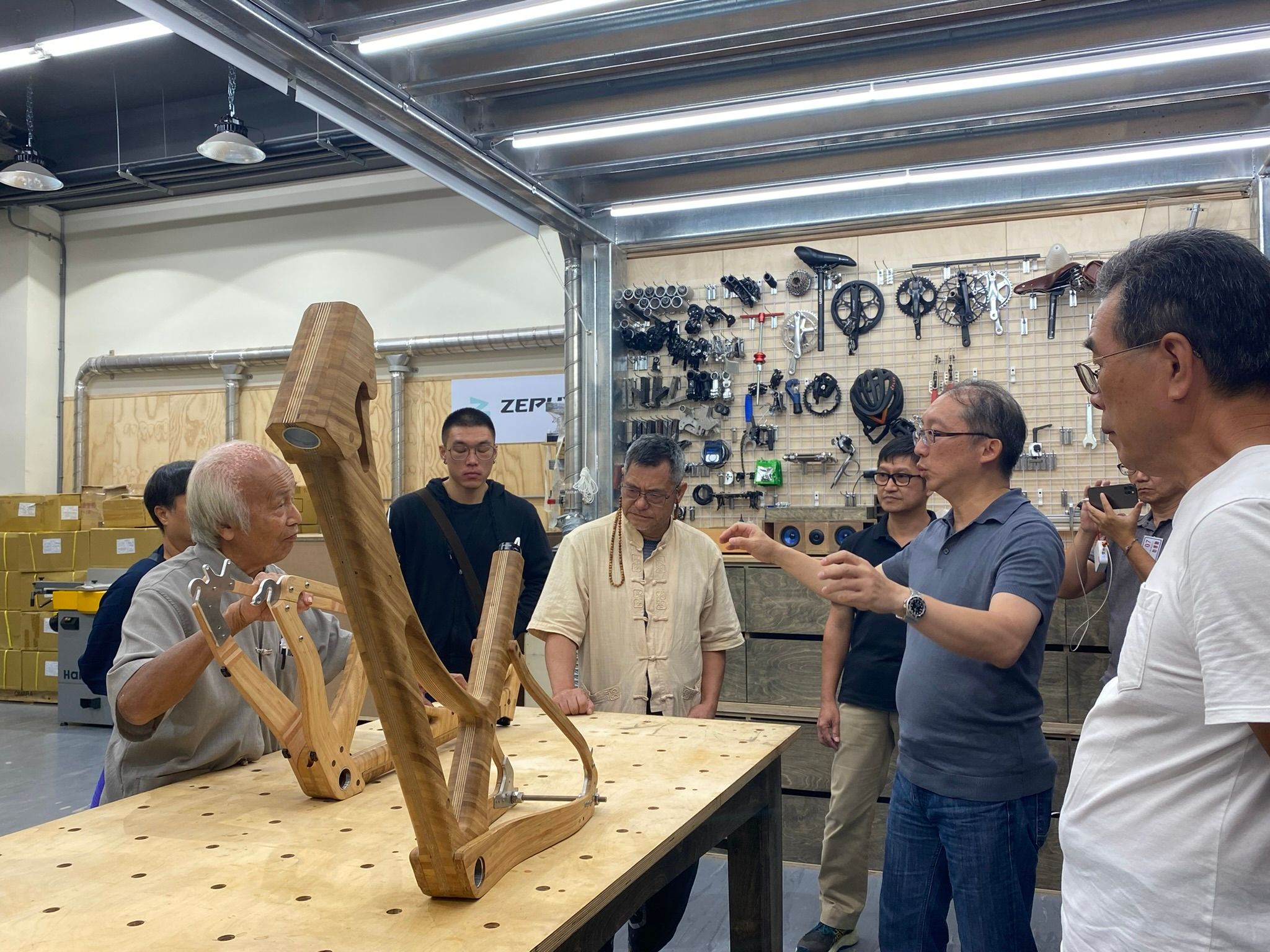 梁慶安的手工腳踏車參訪研討交流。（圖／麗達貿易提供）