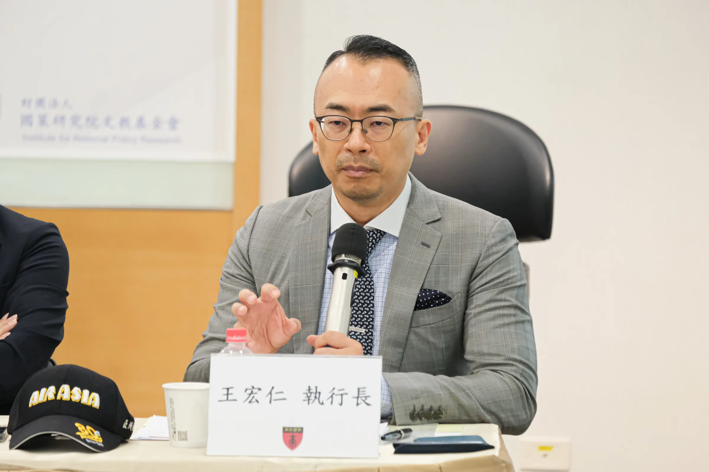 20260424-「美以伊衝突下的全球效應與台灣安全」座談會24日於張榮發基金會舉行，圖為國策研究院執行長王宏仁。（劉偉宏攝）