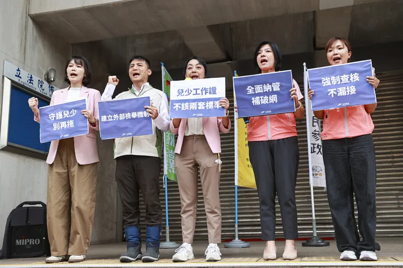 小黨集結立院前呼籲兒少權法儘速修法 多個政黨代表24日在立法院群賢樓前舉行「兒少工作證不能有兩套標準！強制查核不漏接，全面納管補破網」記者會，台灣基進台北市議員參選人吳欣岱（左起）、台灣綠黨新北市議員參選人甘崇緯、時代力量黨主席王婉諭、小民參政歐巴桑聯盟台北市議員參選人李惠暄、新北市議員參選人陳宛毓等人出席，呼籲兒少權法儘速修法。中央社記者鄭清元攝115年4月24日
