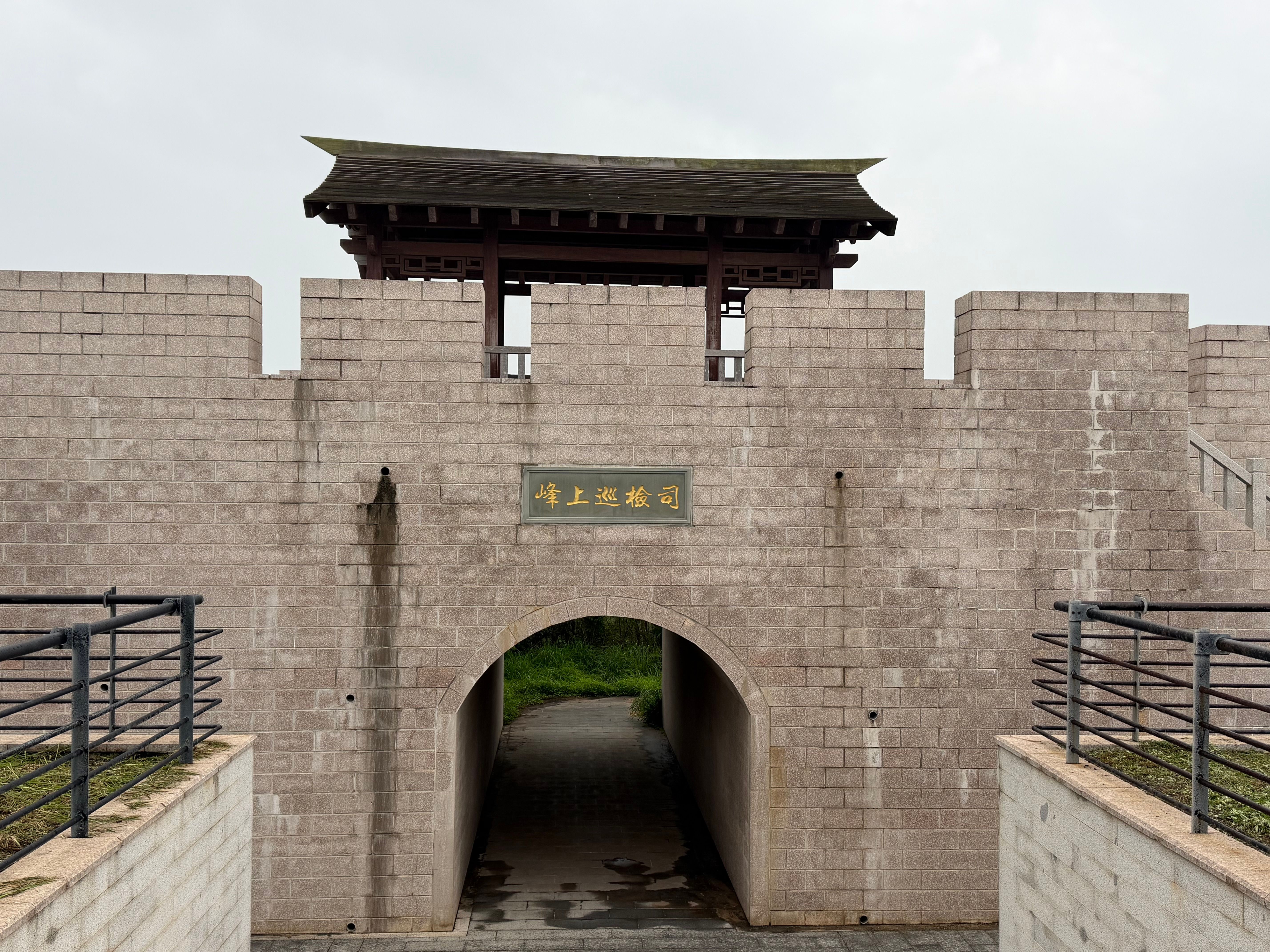 位於峰上的「巡檢司」是近年的IG熱門打卡點。（圖/陳又嘉攝）