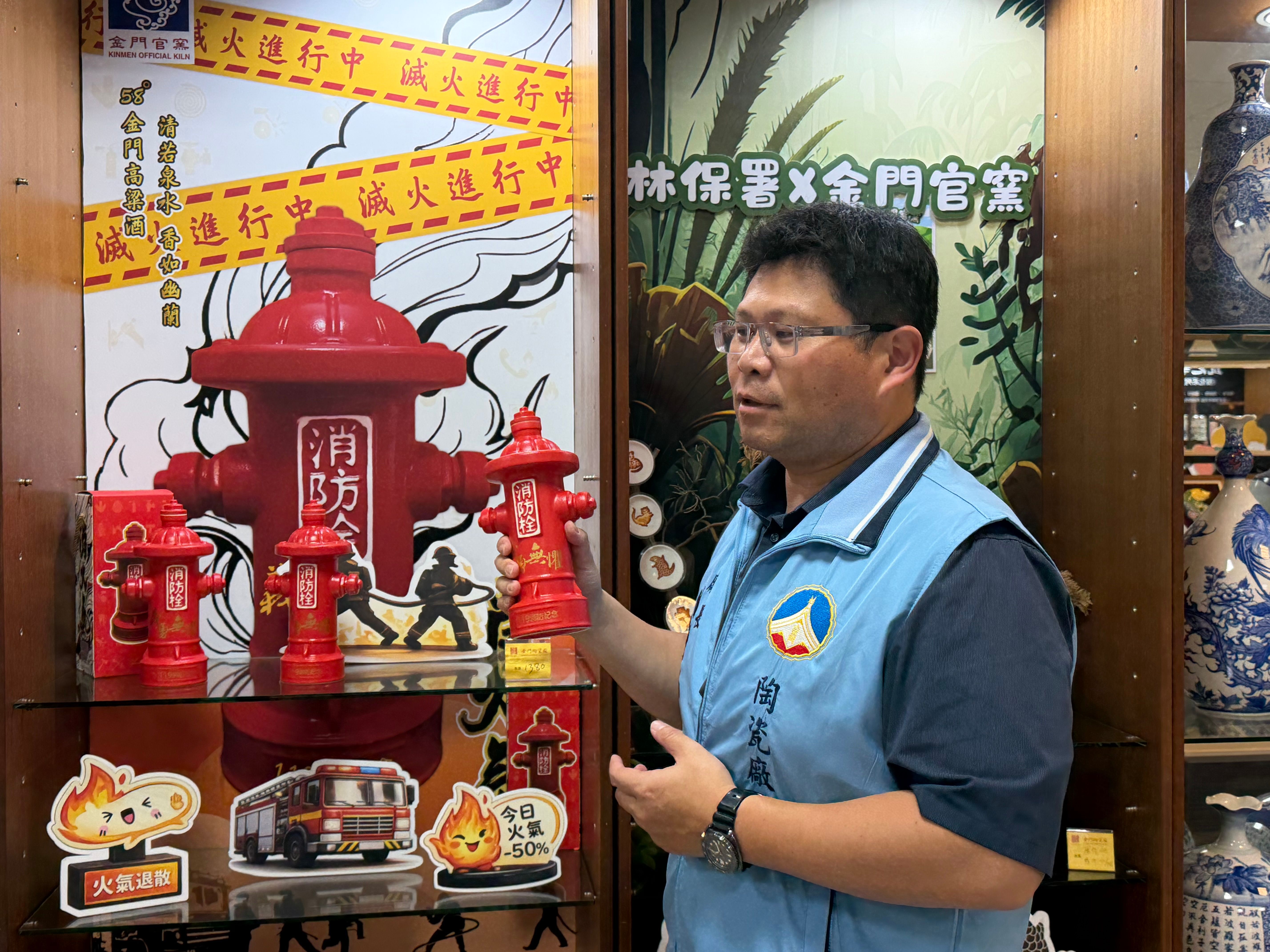 金門陶瓷廠是國內唯ㄧ的「官窯」。圖為廠長林蔚尚正熱情向遊客解說。（圖/陳又嘉攝）