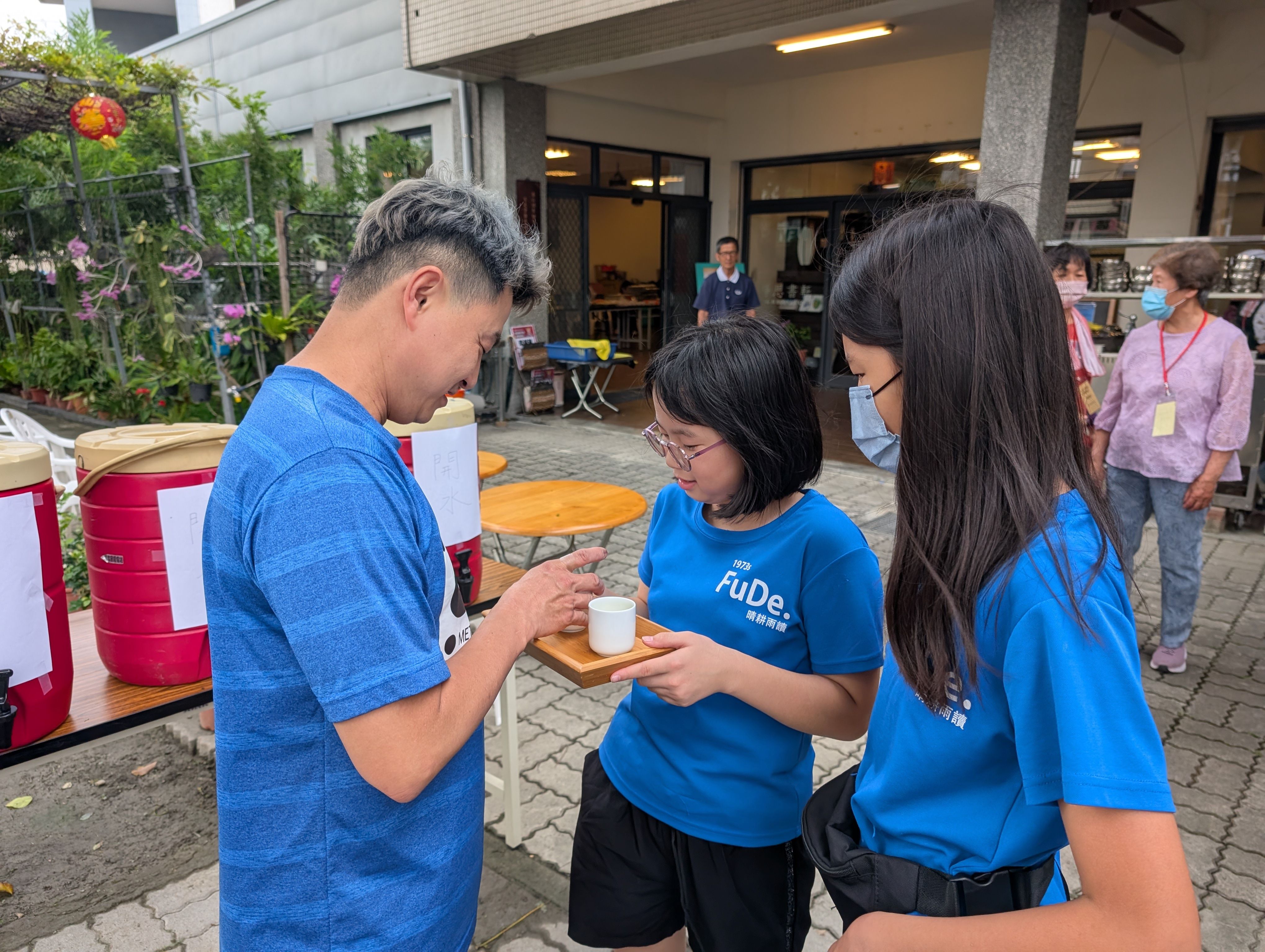 福德國小學生為香客奉茶，用行動回饋家鄉。圖片來源：頂新和德文教基金會