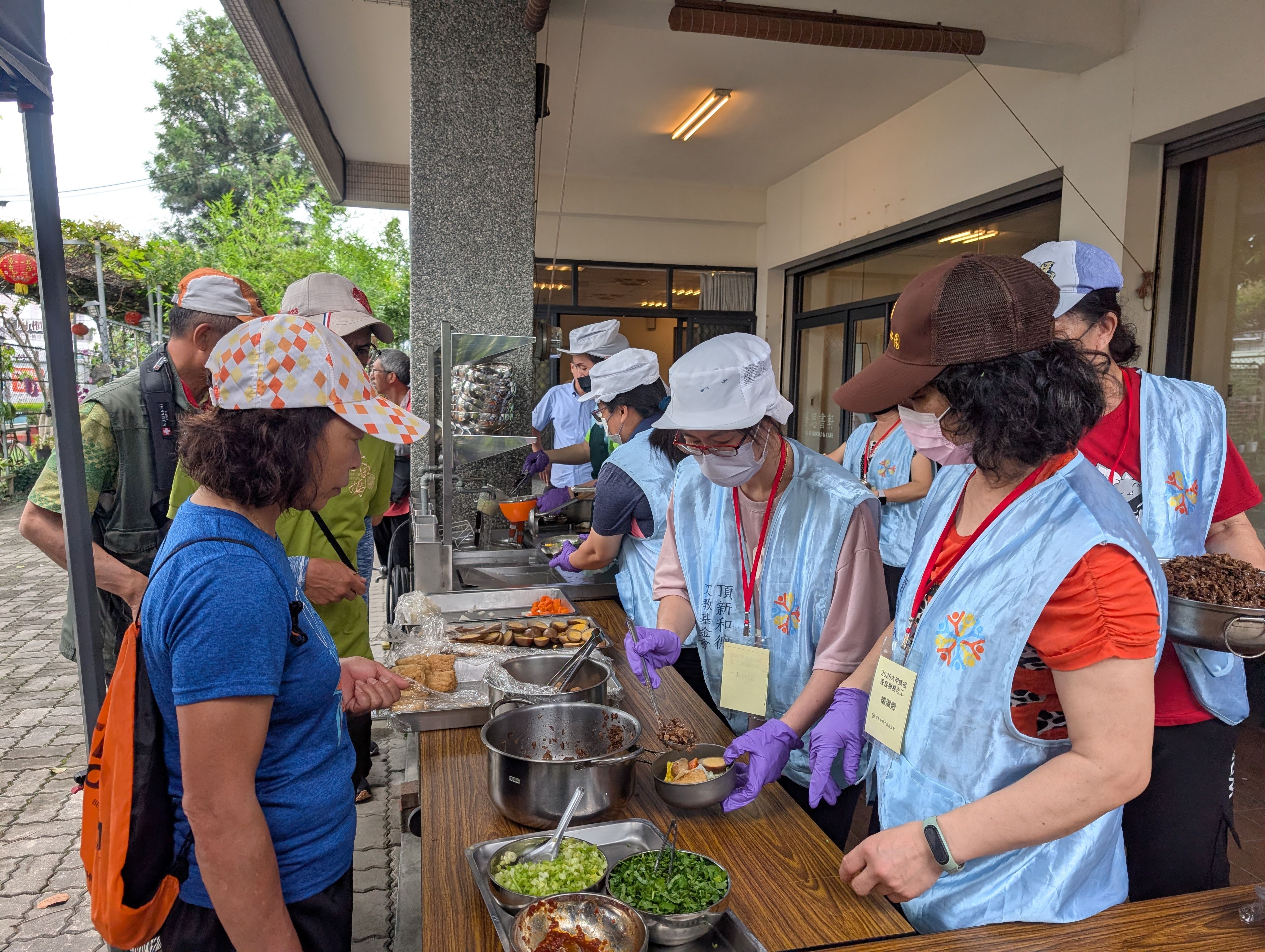 頂新和德文教基金會攜手志工準備素膳麵招待香客。圖片來源：頂新和德文教基金會
