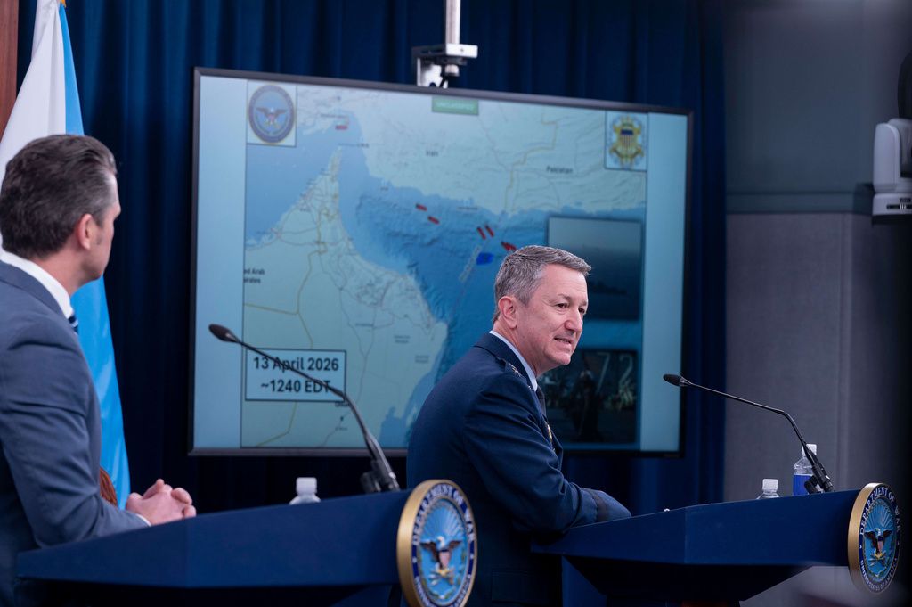 美國國防部長赫格塞斯（左）與參謀聯席會議主席凱恩上將，發布伊朗戰事更新。（美聯社）