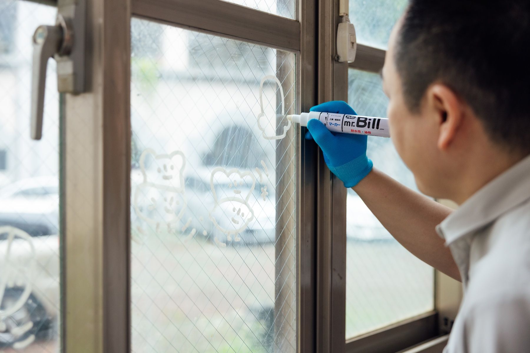 日本藝術家大石曉規特別在校園玻璃窗上即興創作，讓循環設計的理念隨光影深耕在學校角落。（圖/新北市政府文化局）