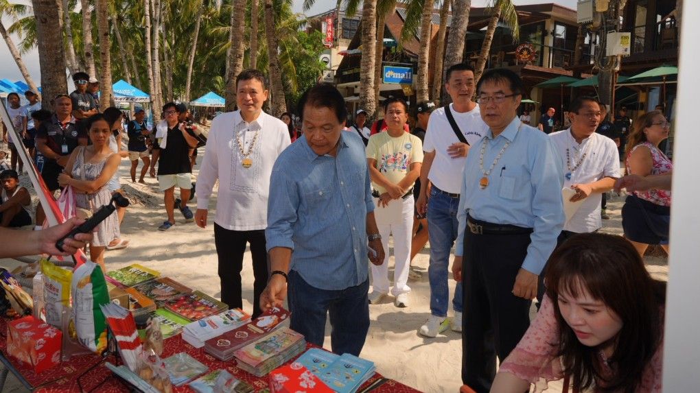 黃偉哲市長與馬來市長到於長灘島宣傳台南攤位，吸引遊客駐足。（圖/台南市府提供）