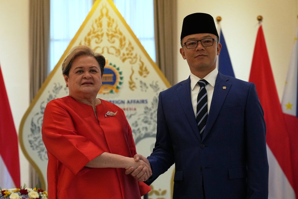 印尼外交部長蘇吉約諾（Sugiono，右）與菲律賓外長拉扎羅（Tess Lazaro）。（AP）