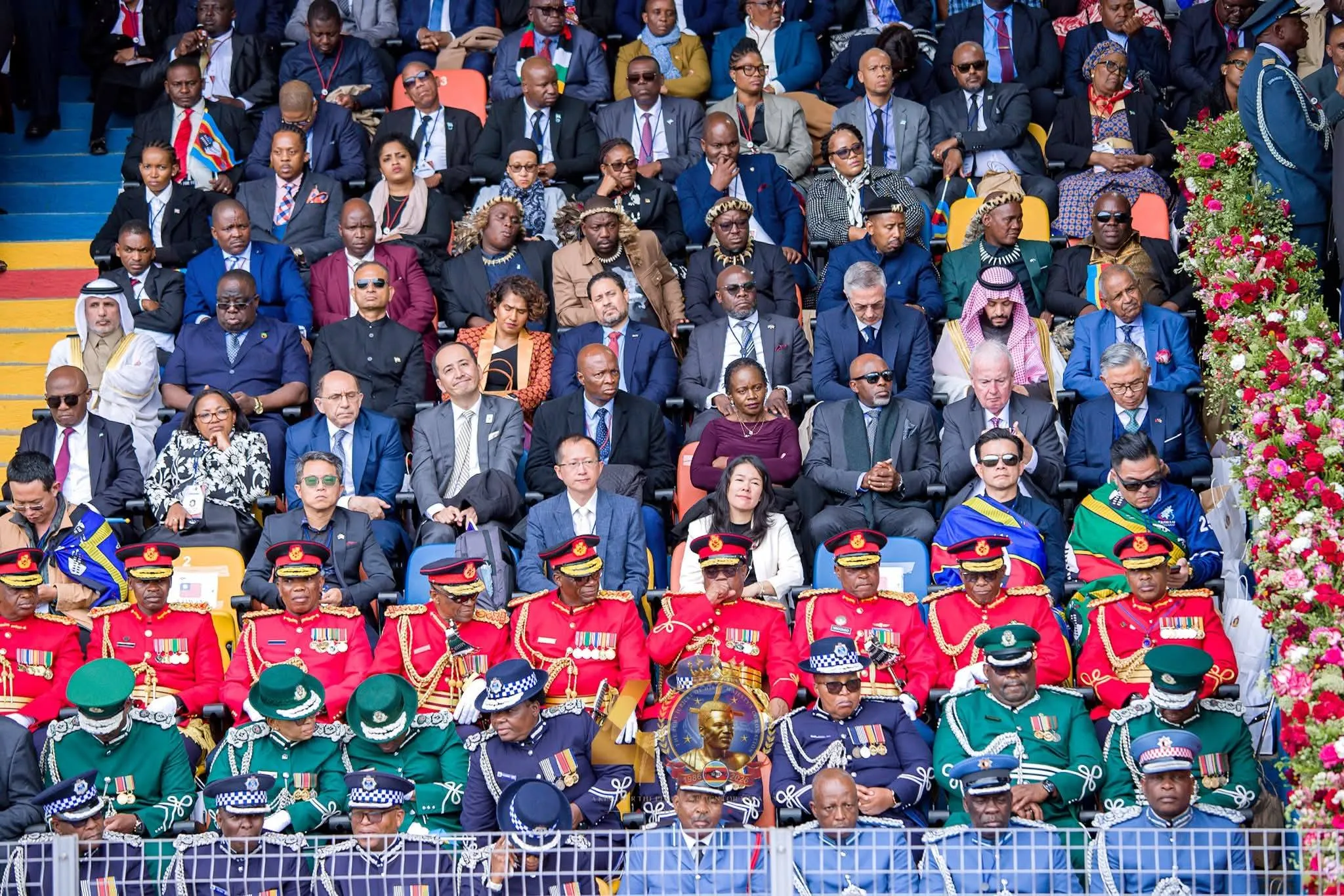 エスワティニの国立競技場で4月24日に開催された初の「双慶」国家祝典中、中華民国の国旗と「TAIWAN」の文字が記された席は空席となっていた。駐エスワティニ大使・梁氏は5列目右から1番目に座っている。（エスワティニ政府公式Facebookより）