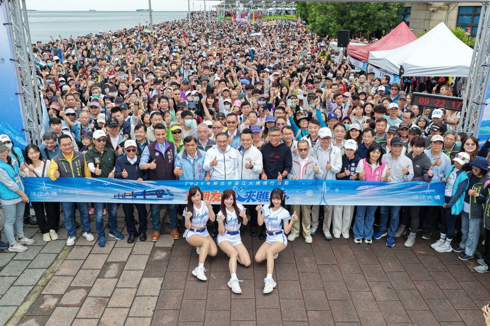 活動由富邦悍將啦啦隊的活力應援揭開序幕，瞬間引爆熱情。（圖/新北市政府民政局）