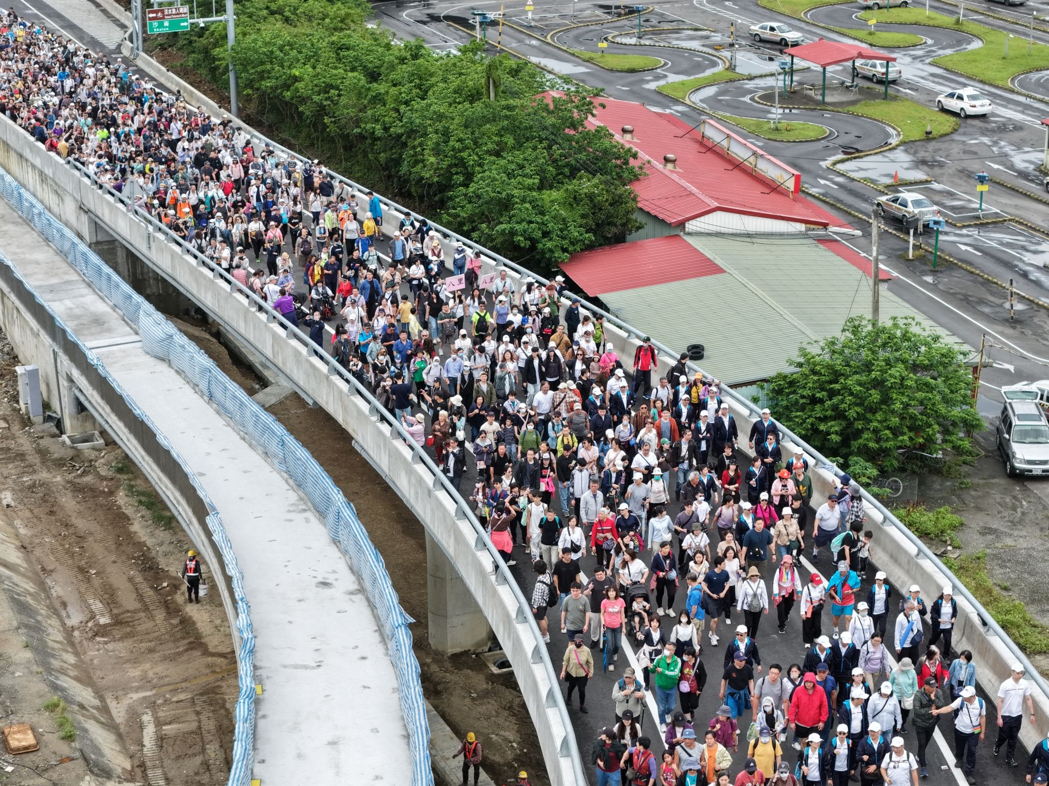 活動當日吸引超過十萬人次湧入淡水，場面壯觀非凡。（圖/新北市政府民政局）