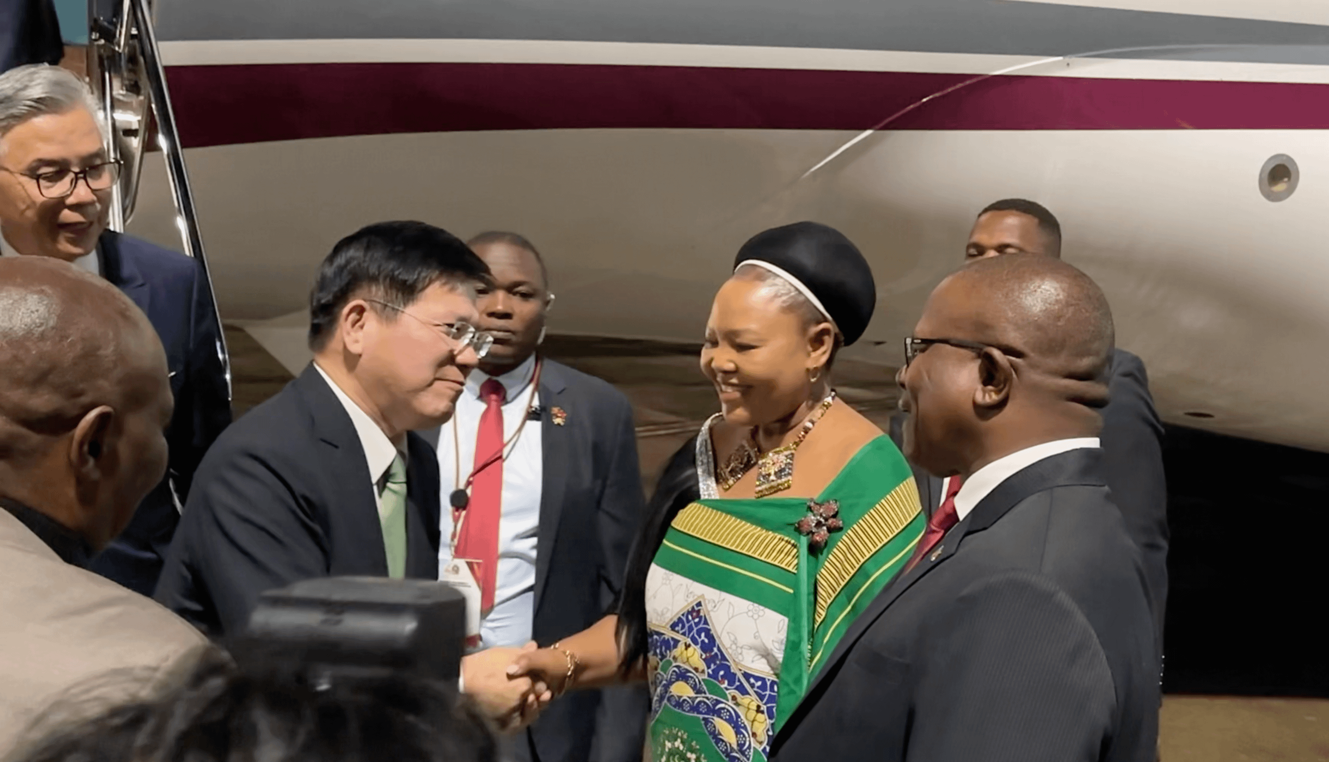 頼氏の訪問が中止された後、特使として4月25日未明にエスワティニに到着した林氏。エスワティニのドラドラ外務・国際協力相、クマロ商工貿易相が出迎えた。（外交部提供）