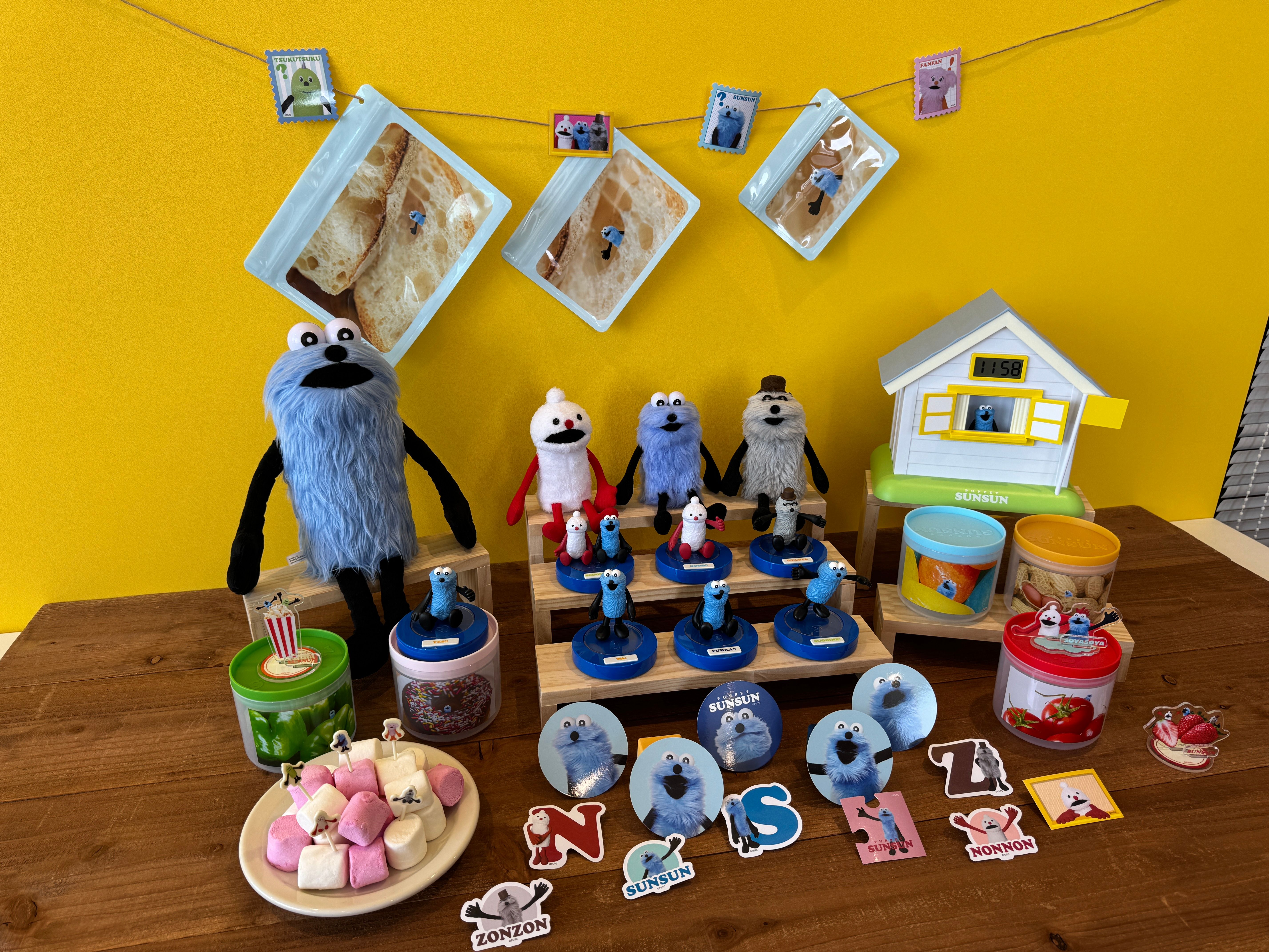 パペットスンスンがHappyくじに初登場し、全10種のボイスを楽しめるおしゃべりぬいぐるみやフィギュアなど、録り下ろし音声付きアイテムを含む多彩な景品が5月29日よりセブンーイレブンなどで発売される。黃信維