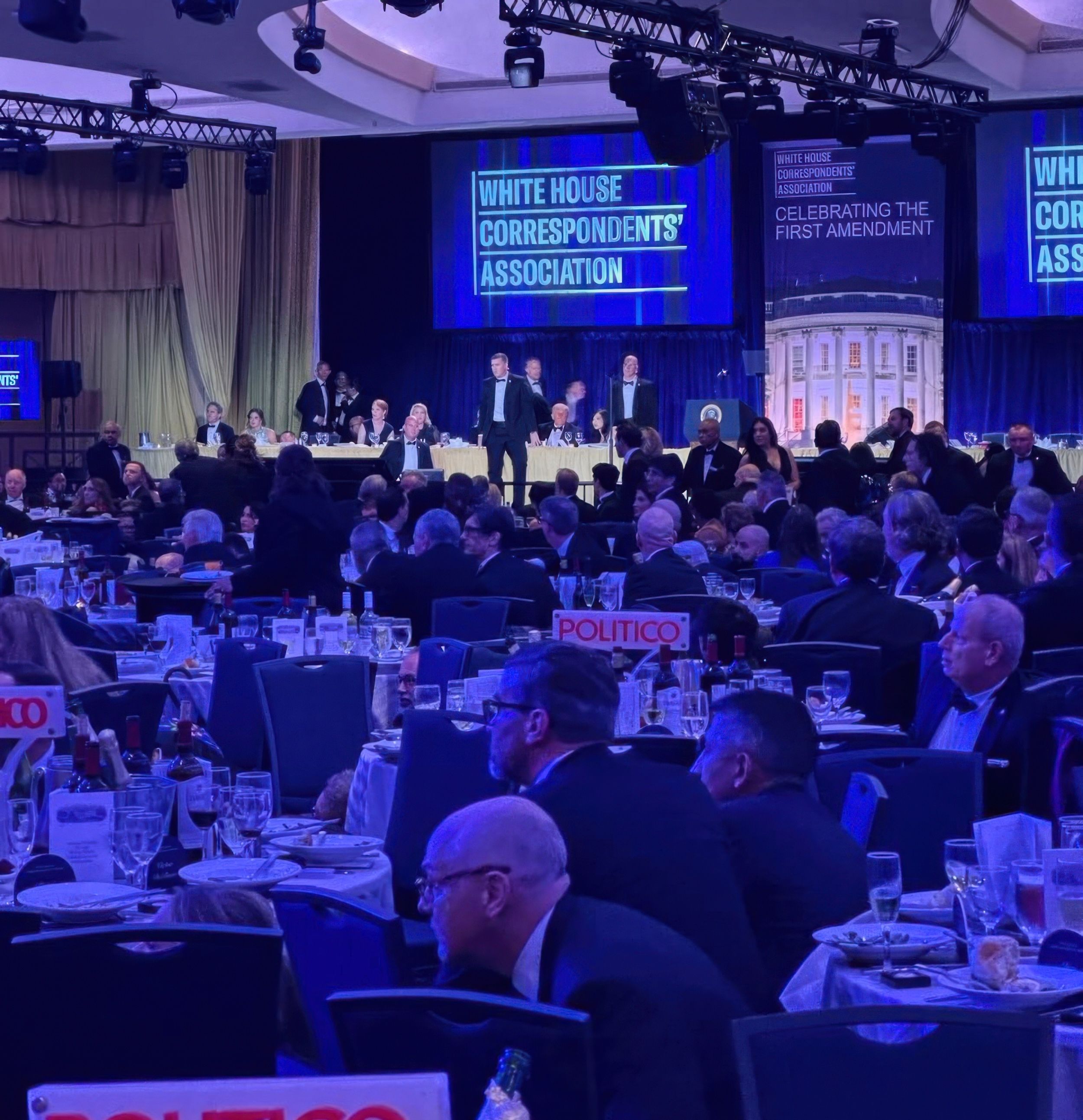 2026年4月25日，白宮記者晚宴響起槍聲，特勤局探員迅速現身。（美聯社）