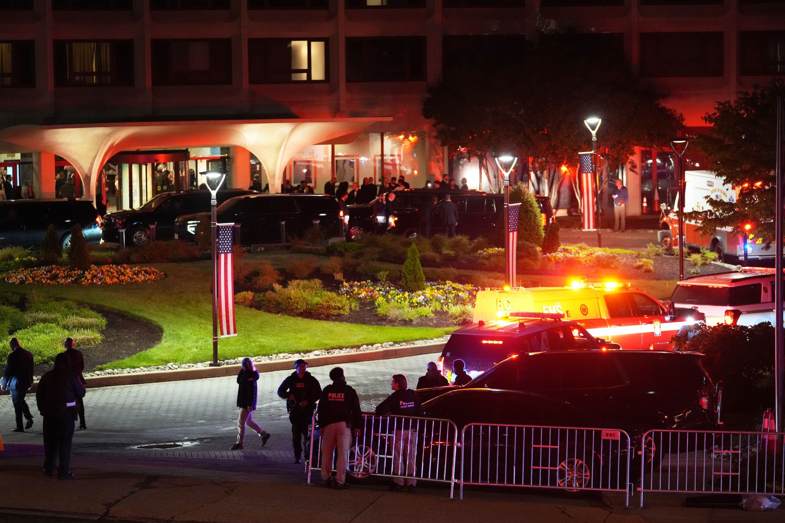 2026年4月25日，白宮記者晚宴響起槍聲，特勤局探員迅速現身。（美聯社）