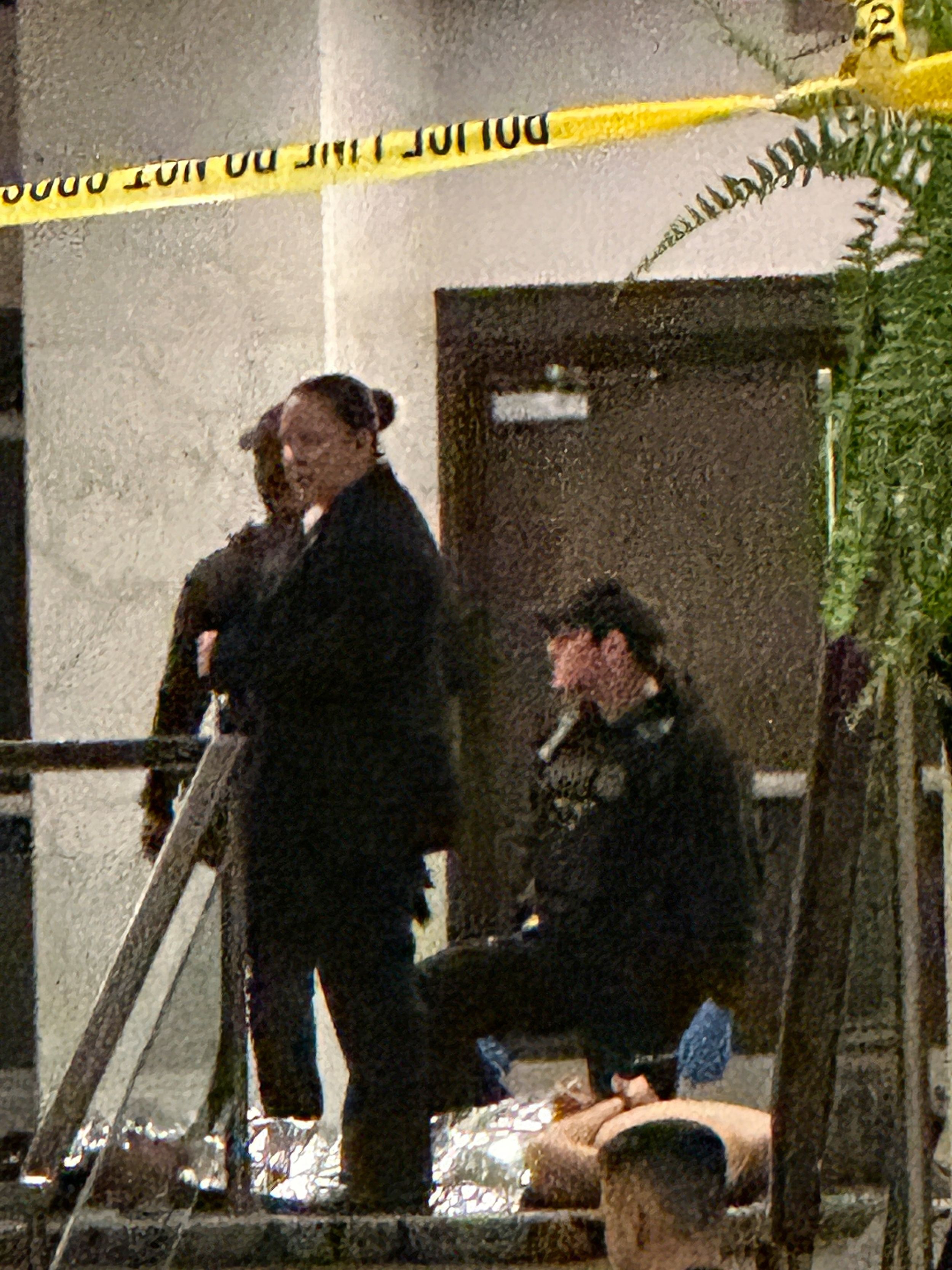 2026年4月25日，白宮記者晚宴響起槍聲，特勤局探員迅速壓制槍手。（美聯社）