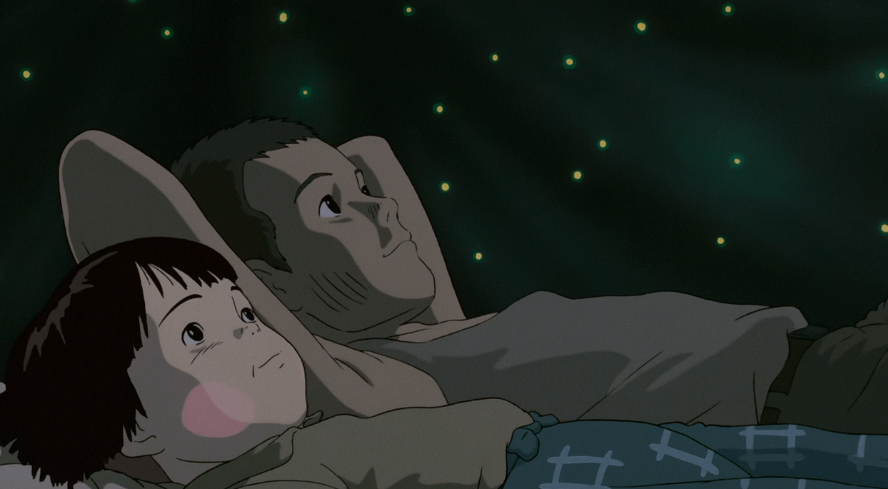 《螢火蟲之墓》漫天飛舞的螢火蟲不僅象徵著在黑暗中閃爍的微弱生命希望，也對應了當時奪走無數性命的燃燒彈火光，美與毀滅被巧妙地交織在一起。（圖／翻攝自Netflix）