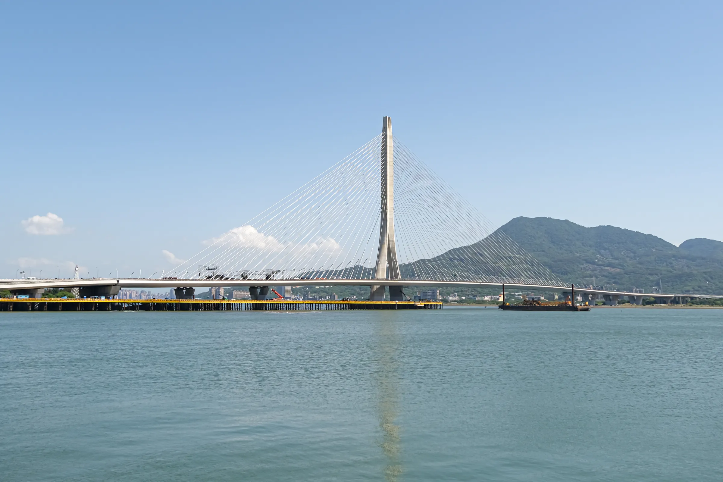 20260426-淡江大橋開幕藝術季《在一起，走上橋》大遊行26日於淡水漁人碼頭至淡江大橋舉行，圖為淡江大橋。（劉偉宏攝）