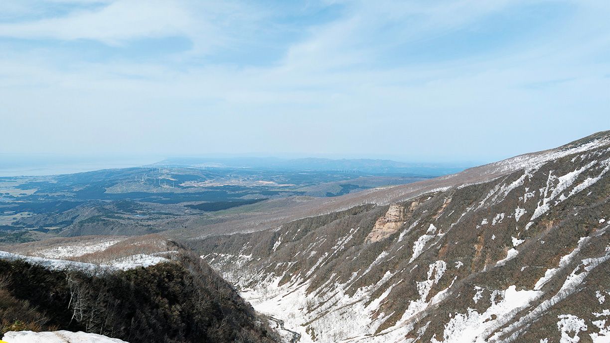 在海拔 1,150 公尺在海拔 1,150 公尺的鉾立瞭望台，可以俯瞰「奈曾溪谷」。（圖／吳茗世提供）