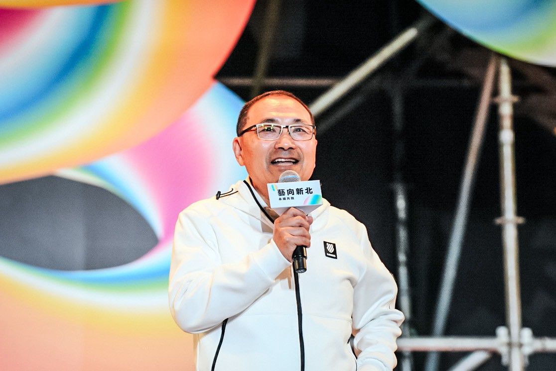 新北市美術館開館滿一周年，新北市長侯友宜與現場民眾一同參與，迎接壓軸煙火展演。(圖/新北市文化局提供)