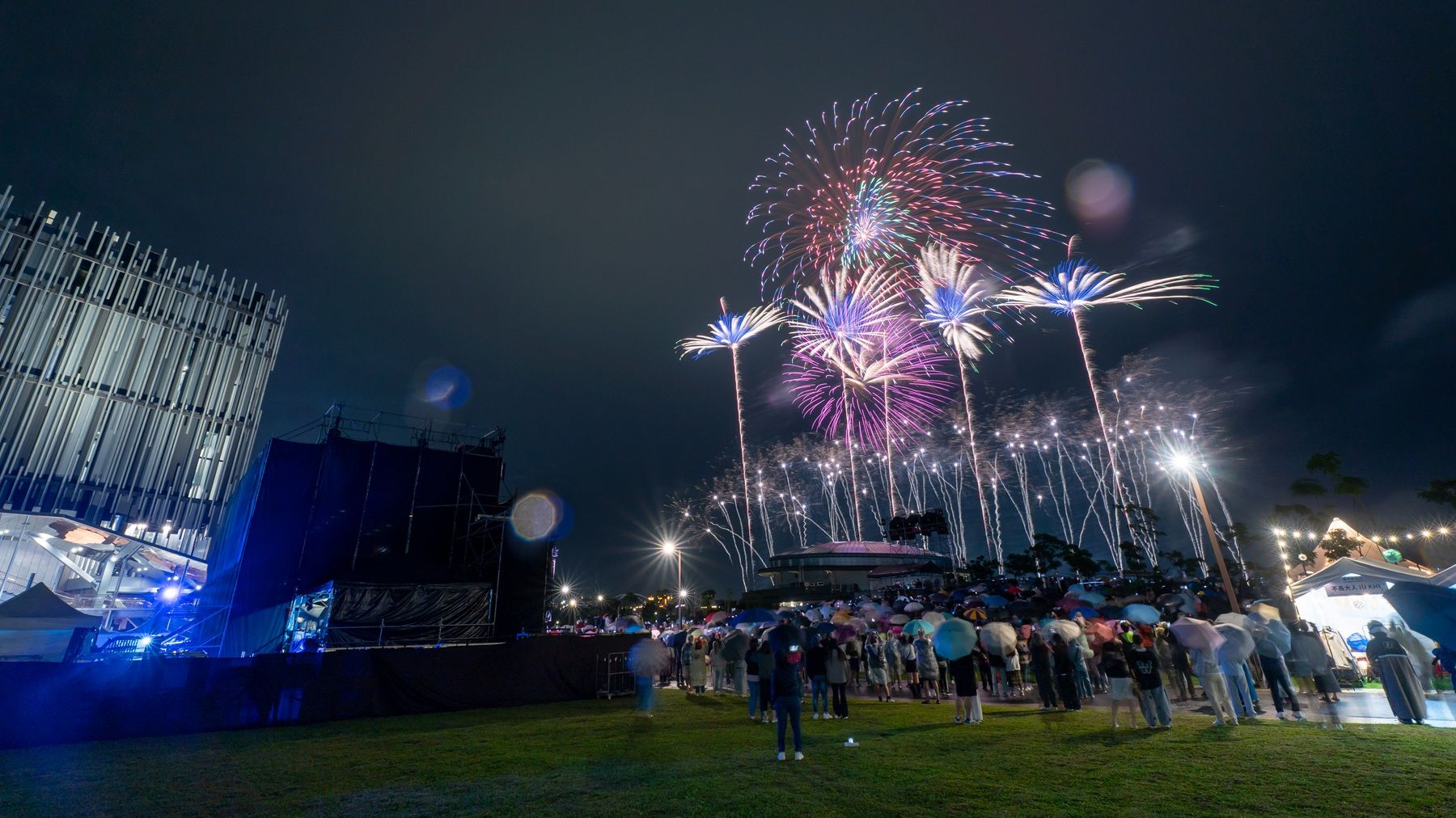 新北市美術館開館周年活動壓軸煙火展演登場，璀璨煙火於夜空綻放，點亮三鶯地區。(圖/新北市文化局提供)