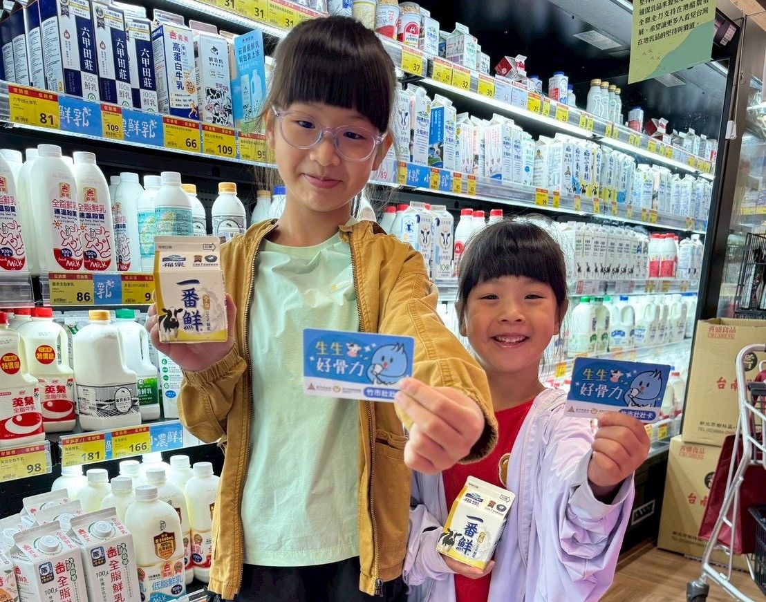 新竹市「壯壯卡」政策結合八大通路據點，提升兌換的便利性與可近性，每週提供一瓶鮮乳或豆漿，協助穩定補充學童日常所需營養。（圖／新竹市政府提供）