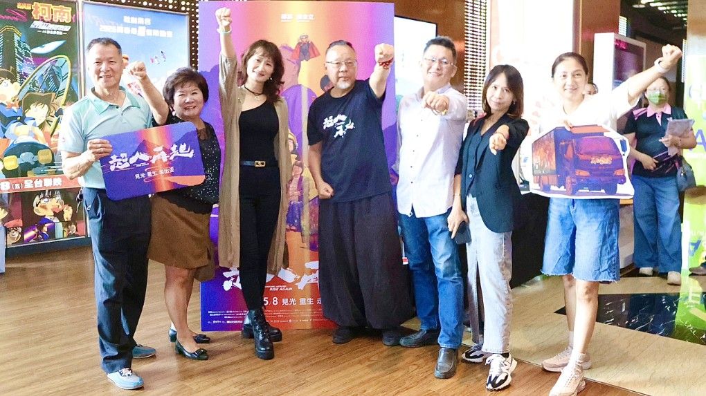 高雄市政府參事陳佩汝（左三）、曲全立導演（右四），以及教育人員觀影共同見證溫暖的力量。（圖/高市教育局提供）