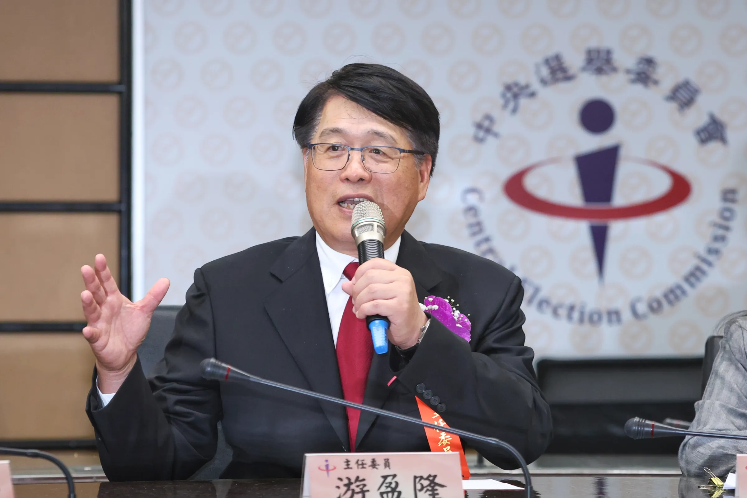 20260427-中央選挙委員会主任委員の游盈隆氏が27日、引継ぎ式後に記者会見を開いた。（顔麟宇撮影）