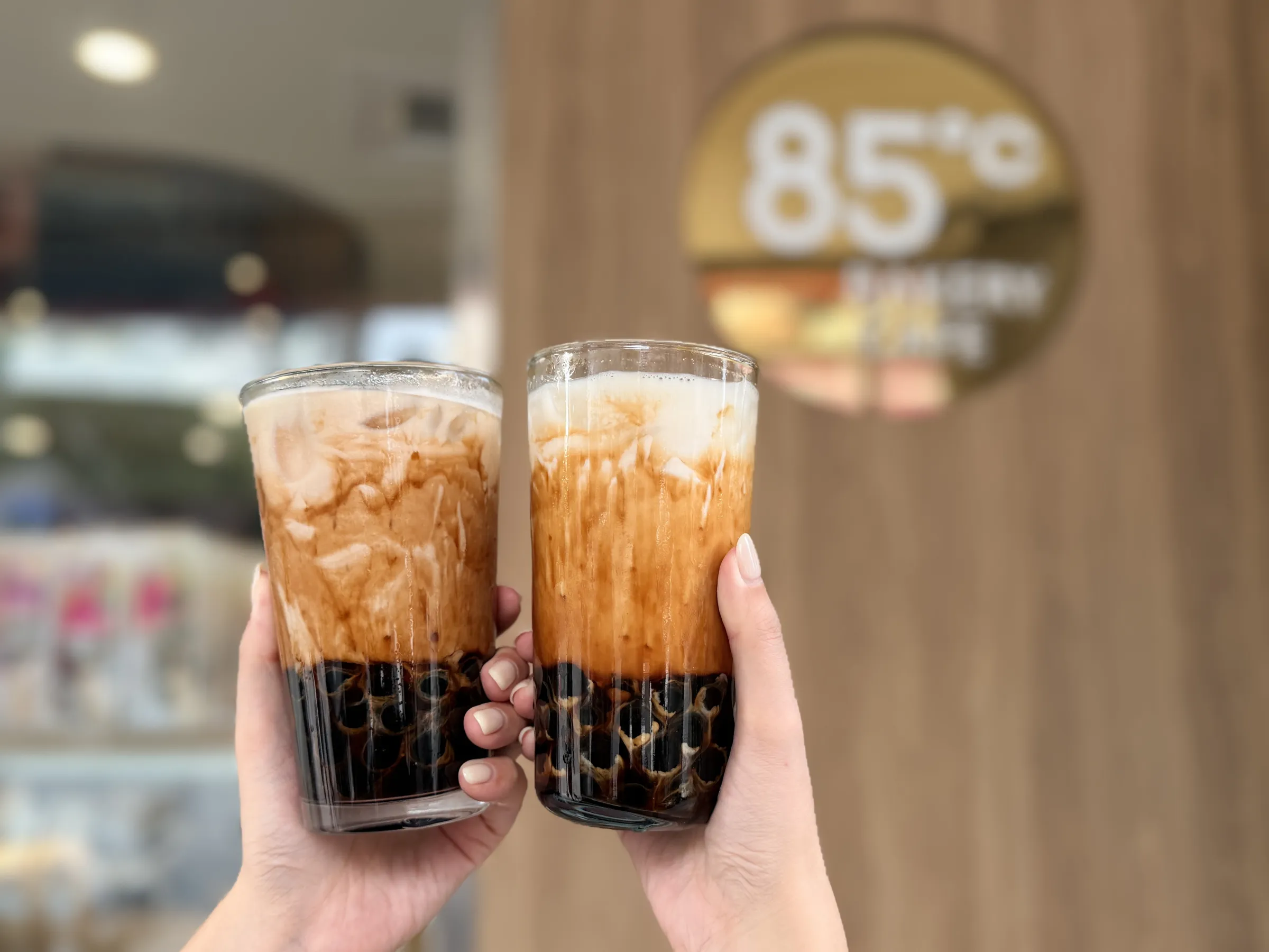 4月30日「國際珍奶日」，85℃推「中杯黑糖珍珠鮮奶」和「大杯黑糖珍珠厚奶茶」。（圖/85度C提供)