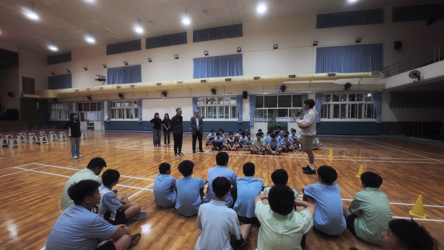 圖說：璟都建設總經理高林鋒帶領璟都有愛慈善基金會一同到中興國中與籃球隊相見歡也體驗籃球。